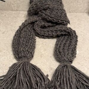 Universal Thread Goods Co Women's Chunky Kit Tassel Scarf GREY EUC
